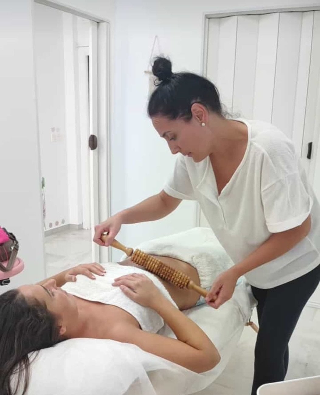 Paloma Sánchez aplicando maderoterapia en QuiroSanchez
